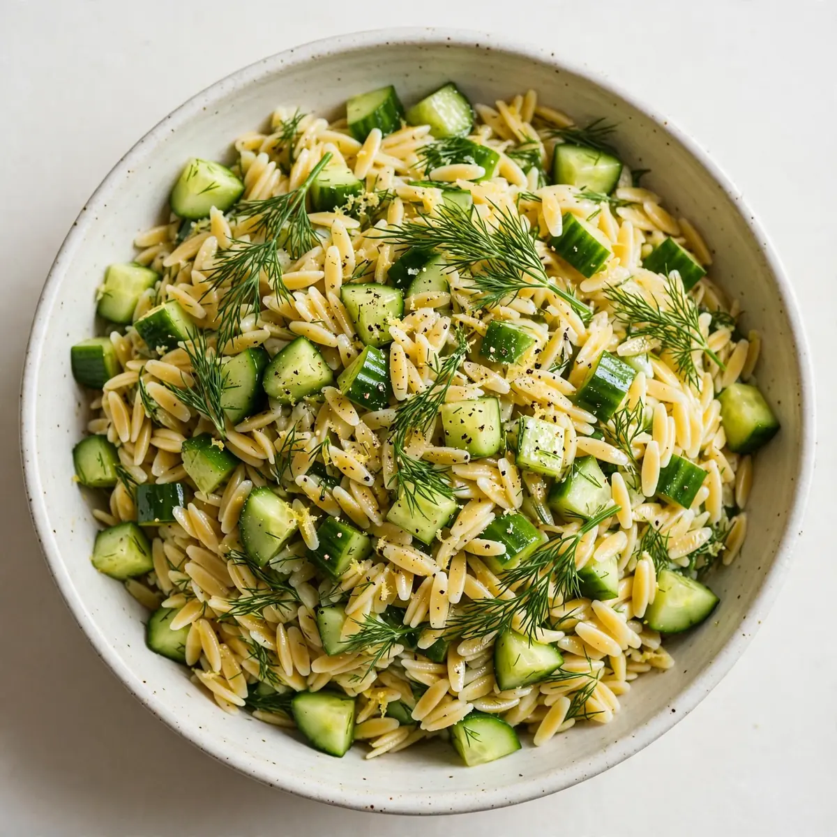 Orzo-Salat mit Gurken und frischem Dill