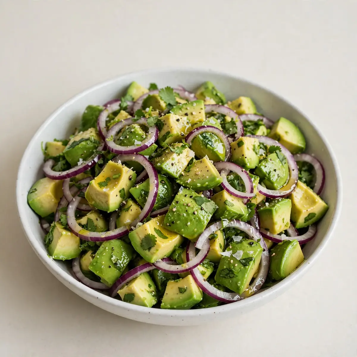 Restaurant-Qualität Avocado-Rotzwiebel-Salat für Gäste
