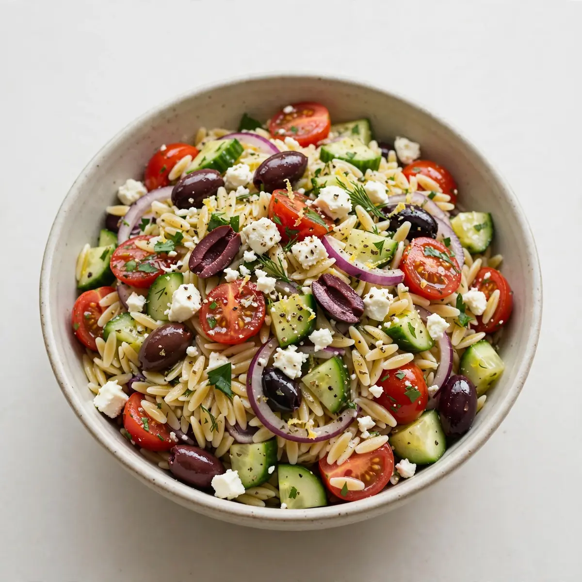 Restauranttauglicher Mediterraner Orzo-Salat mit Feta und Oliven